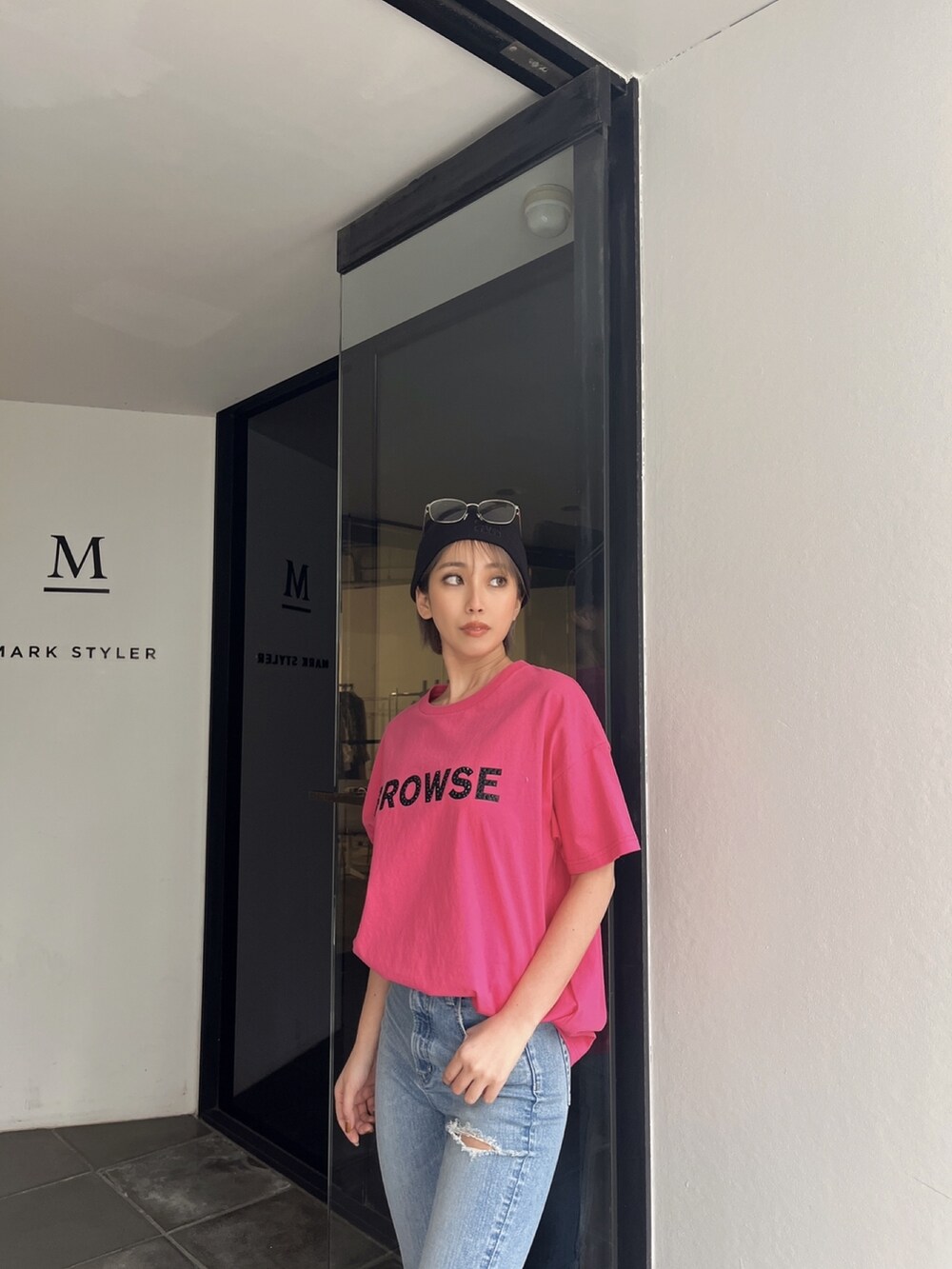 ピンク系のTシャツ/カットソー、ブラック系のサンダル、ブラック系のニットキャップ/ビーニーを着用したレディースの夏コーディネートの3枚目の写真