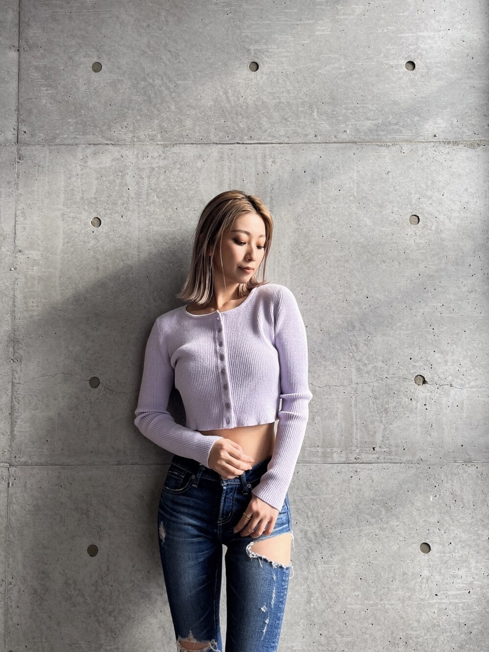 ブラック系のブーツ、ブルー系のデニムパンツを着用したレディースの冬コーディネートの4枚目の写真