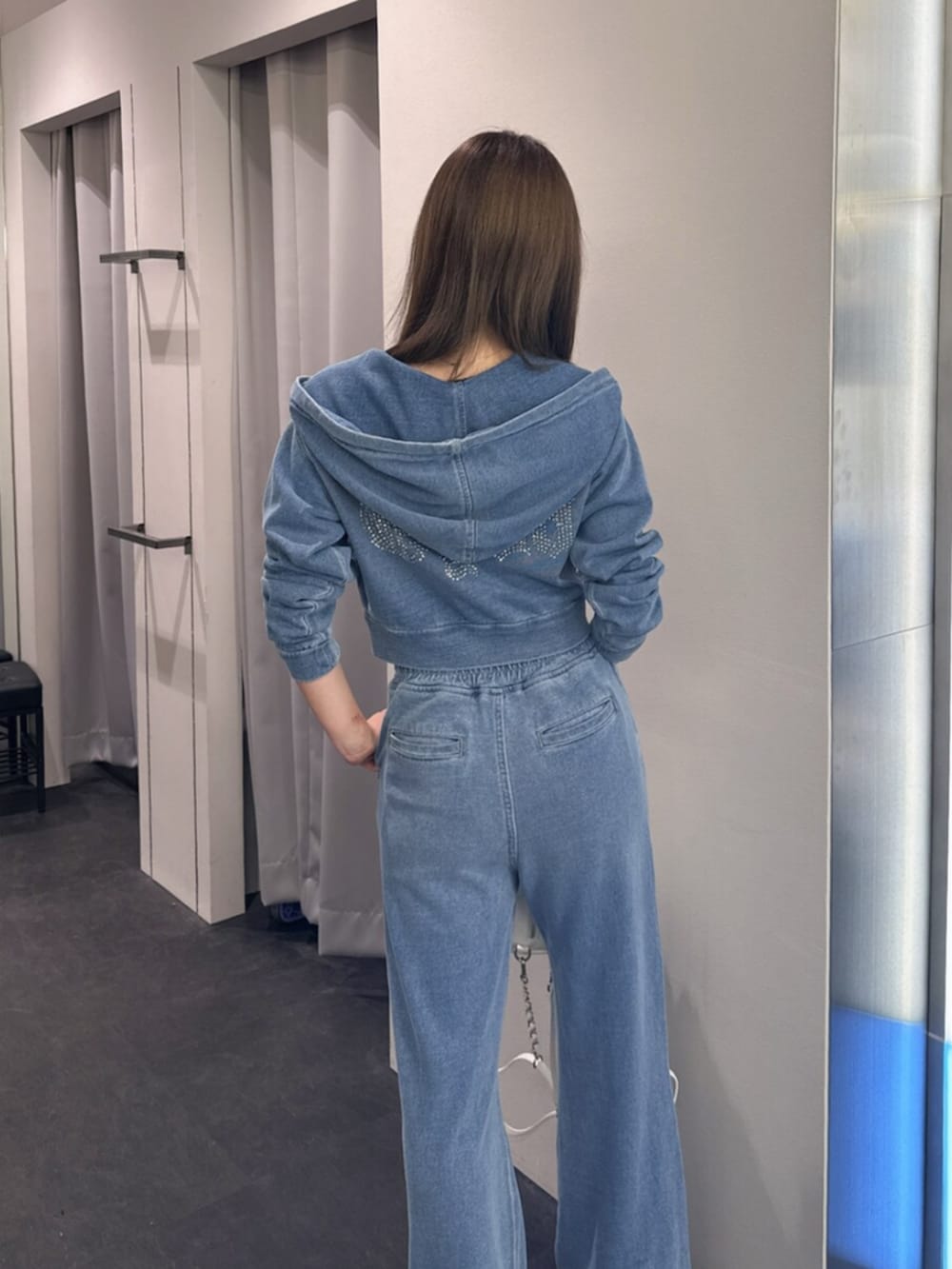 ブラック系のサンダル、ブルー系のパーカー、ブルー系のその他パンツを着用したレディースの夏コーディネートの6枚目の写真