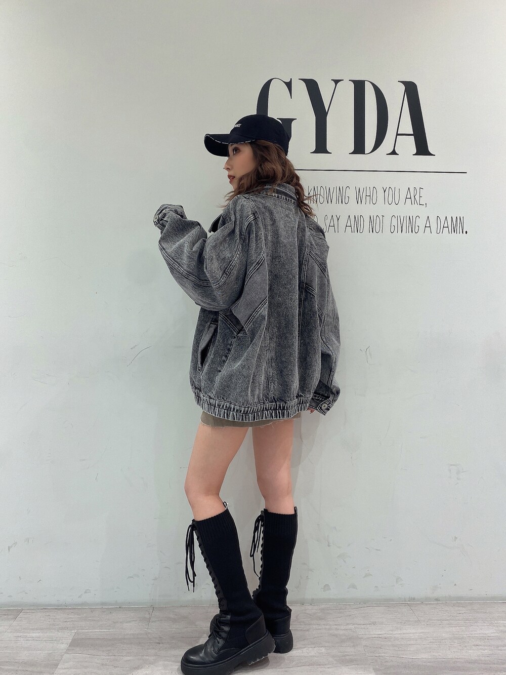 ブラック系のブルゾンを着用したレディースの冬コーディネートの2枚目の写真