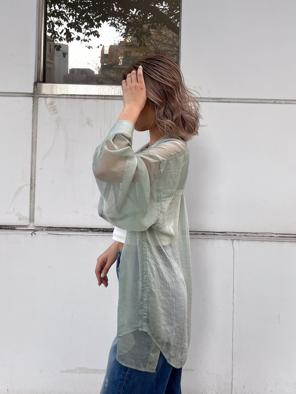 グリーン系のシャツ/ブラウス、ホワイト系のキャミソールを着用したレディースの春コーディネートの4枚目の写真