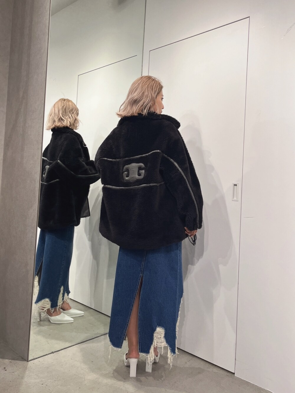 ホワイト系のTシャツ/カットソー、ブラック系のブルゾン、その他のサングラスを着用したレディースの冬コーディネートの3枚目の写真
