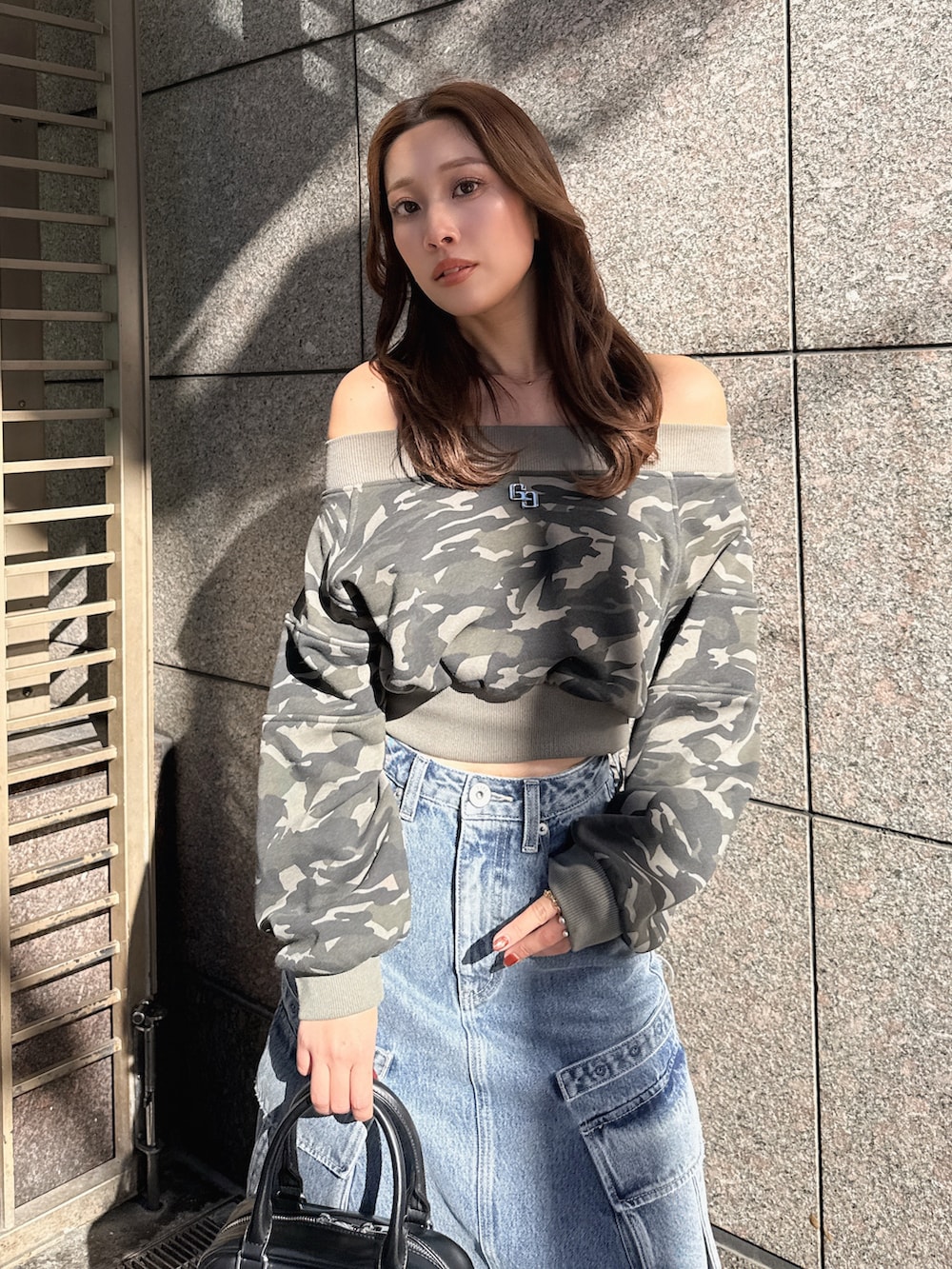 その他のスウェット、ブルー系のデニムスカートを着用したレディースの冬コーディネートの2枚目の写真