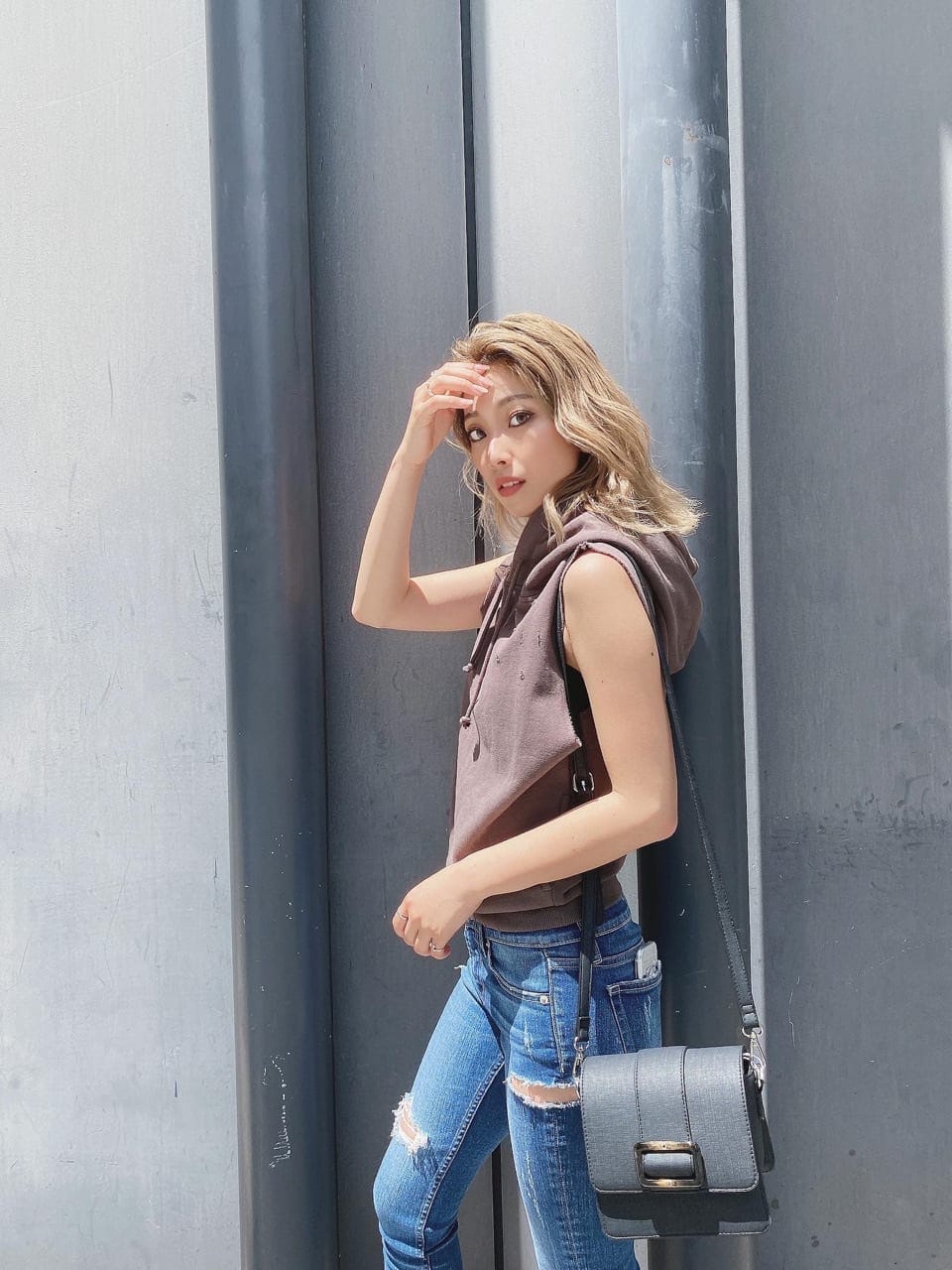 ブルー系のデニムパンツ、グレー系のTシャツ/カットソーを着用したレディースの夏コーディネートの2枚目の写真