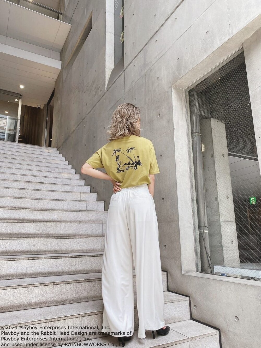 イエロー系のTシャツ/カットソー、ホワイト系のスラックス、ブラック系のパンプスを着用したレディースの夏コーディネートの2枚目の写真