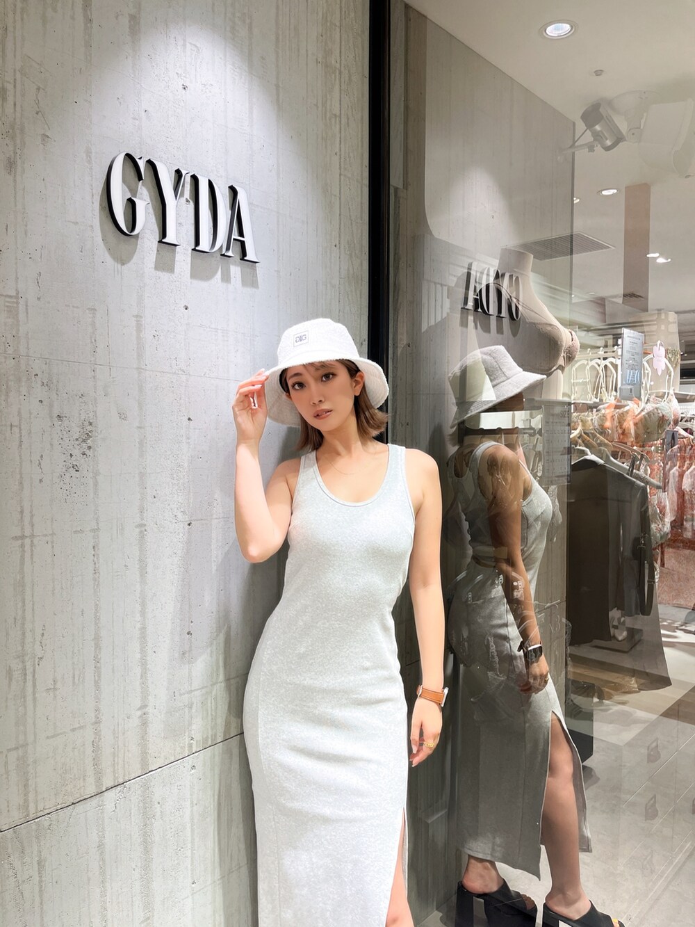 グレー系のワンピース、ブラック系のサンダルを着用したレディースの夏コーディネートの6枚目の写真