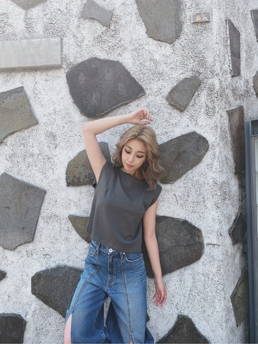 ブルー系のデニムパンツ、グレー系のTシャツ/カットソーを着用したレディースの夏コーディネートの2枚目の写真