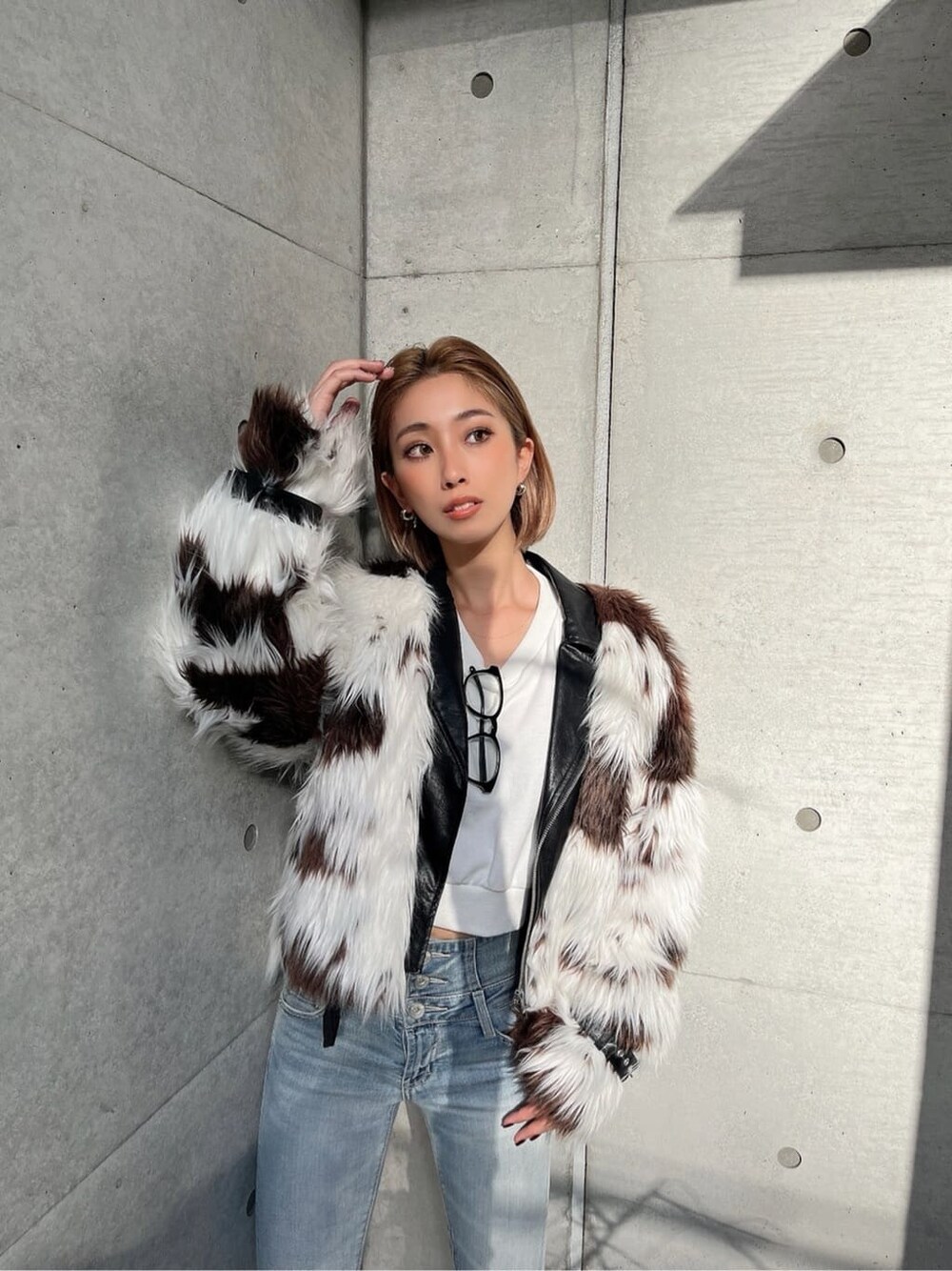 ブルー系のデニムパンツ、その他のライダースジャケット、ブルー系のデニムパンツを着用したレディースの秋コーディネートの2枚目の写真