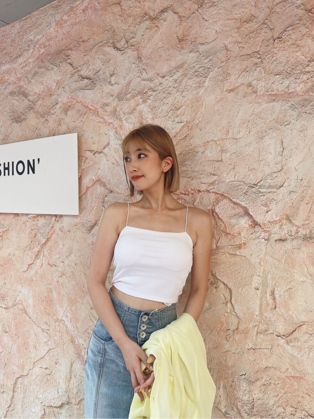 イエロー系のシャツ/ブラウス、ブルー系のデニムスカート、ホワイト系のサンダルを着用したレディースの夏コーディネートの5枚目の写真