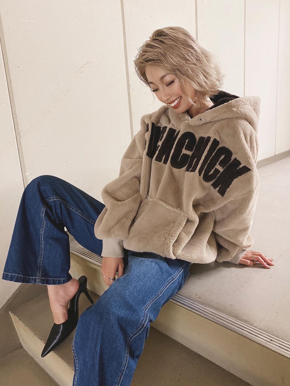 ベージュ系のパーカーを着用したレディースの秋コーディネートの3枚目の写真