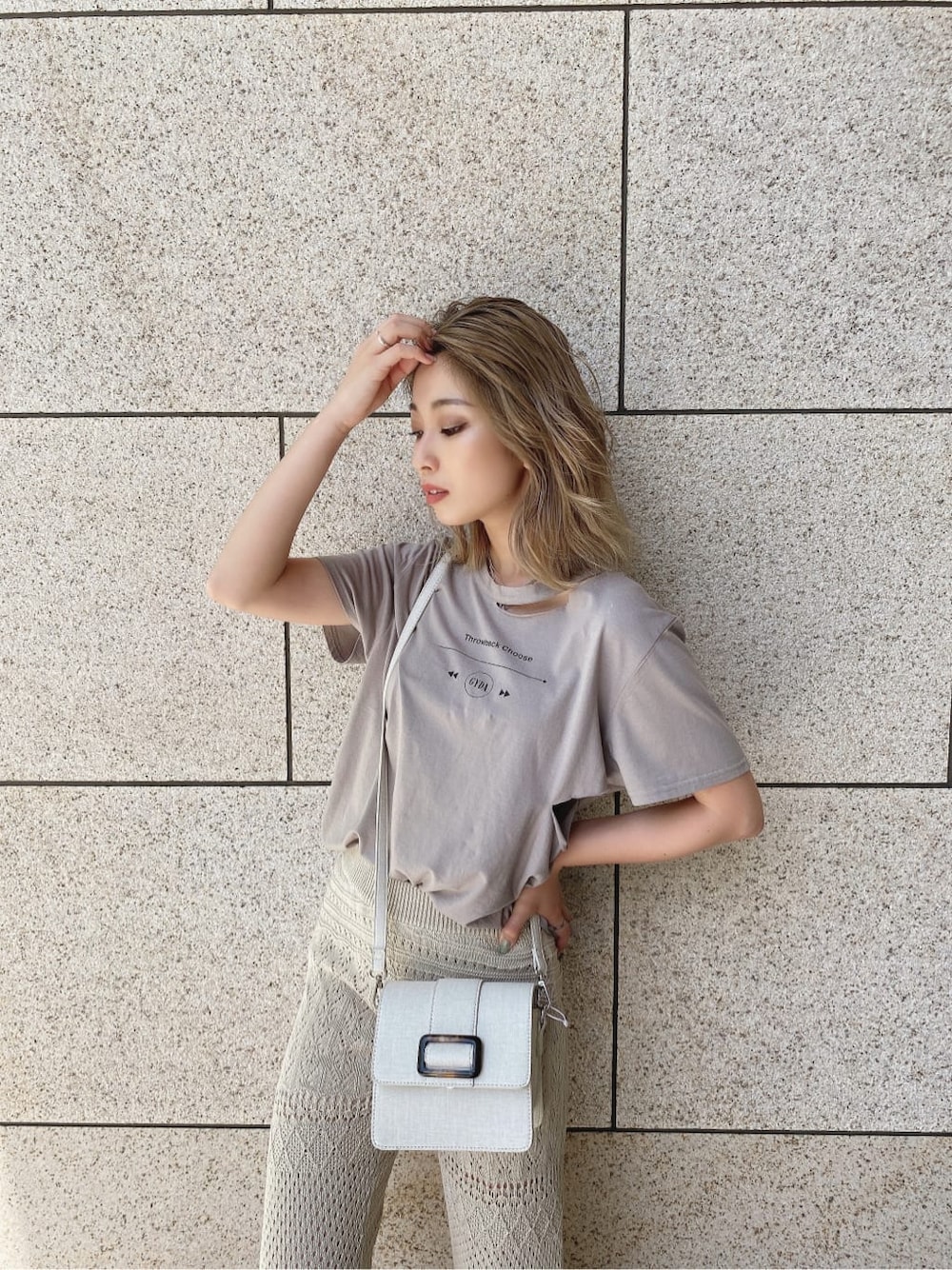 ホワイト系のその他パンツ、ベージュ系のTシャツ/カットソーを着用したレディースの夏コーディネートの2枚目の写真