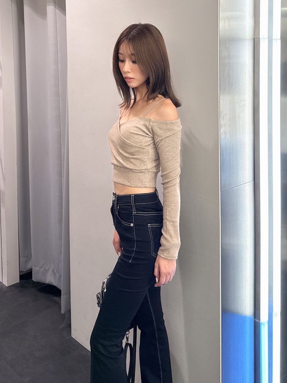 ベージュ系のTシャツ/カットソー、ブラック系のデニムパンツ、ブラック系のバックパック/リュックを着用したレディースの秋コーディネートの6枚目の写真