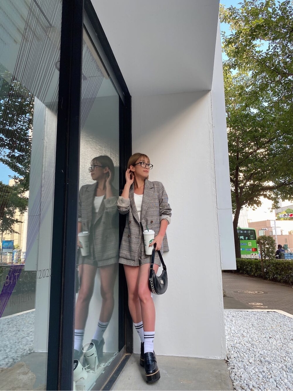 ブラック系のローファー、ベージュ系のテーラードジャケット、ベージュ系のその他パンツを着用したレディースの夏コーディネートの4枚目の写真