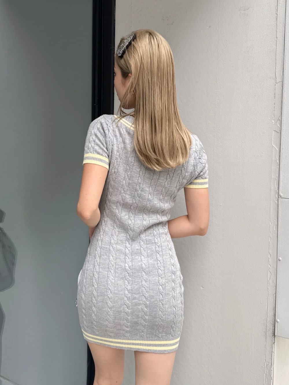 グレー系のワンピースを着用したレディースの春コーディネートの4枚目の写真