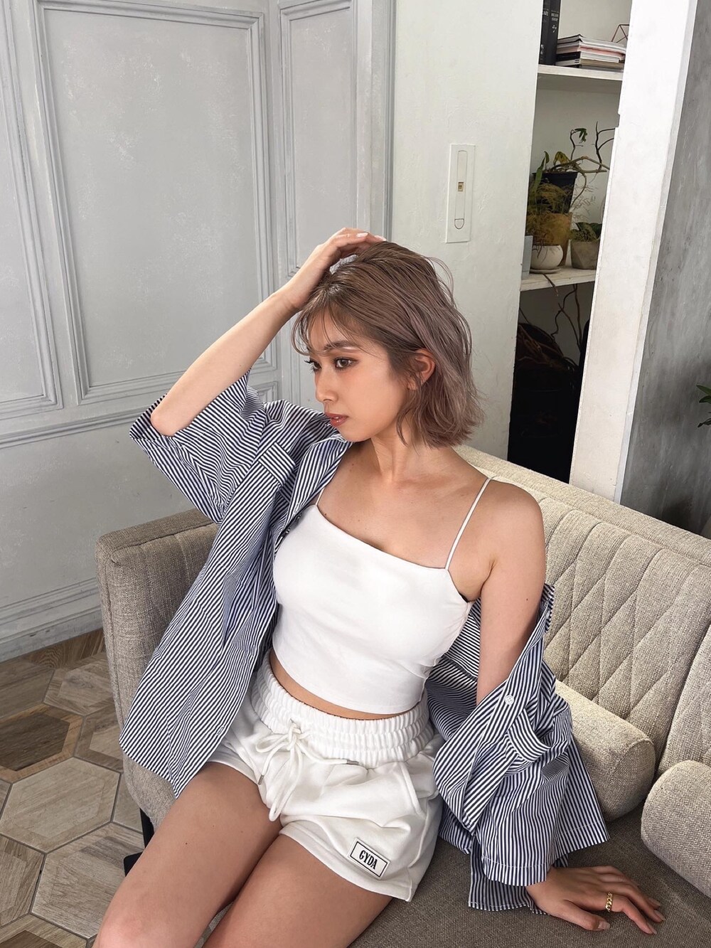 ピンク系のシャツ/ブラウス、ホワイト系のスウェットパンツを着用したレディースの秋コーディネートの2枚目の写真