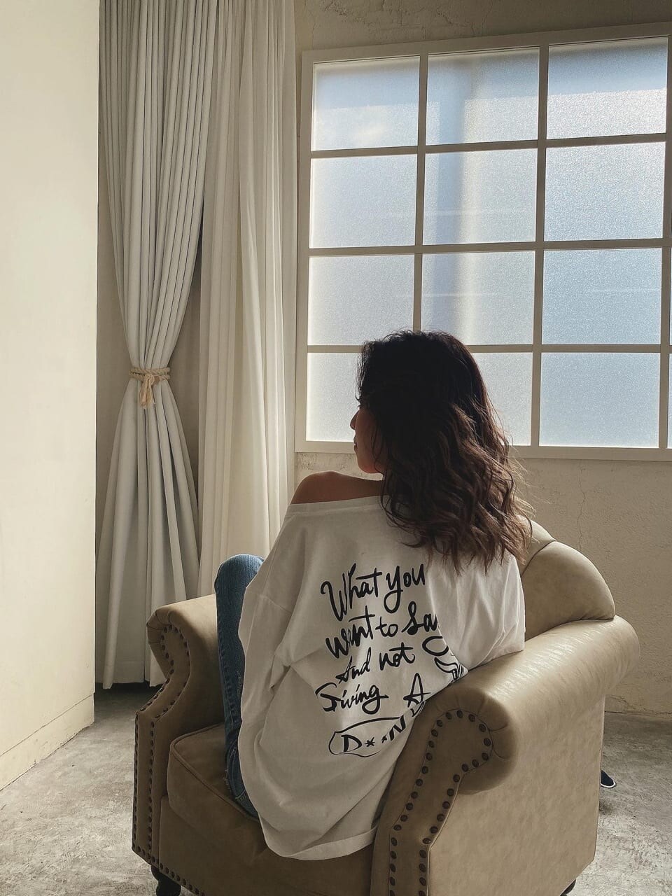 ホワイト系のTシャツ/カットソーを着用したレディースの春コーディネートの2枚目の写真