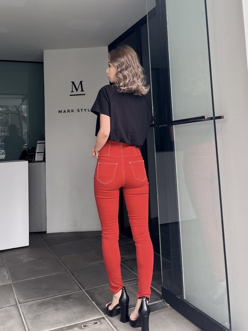 ブラック系のTシャツ/カットソー、レッド系のその他パンツ、ブラック系のサンダルを着用したレディースの夏コーディネートの3枚目の写真