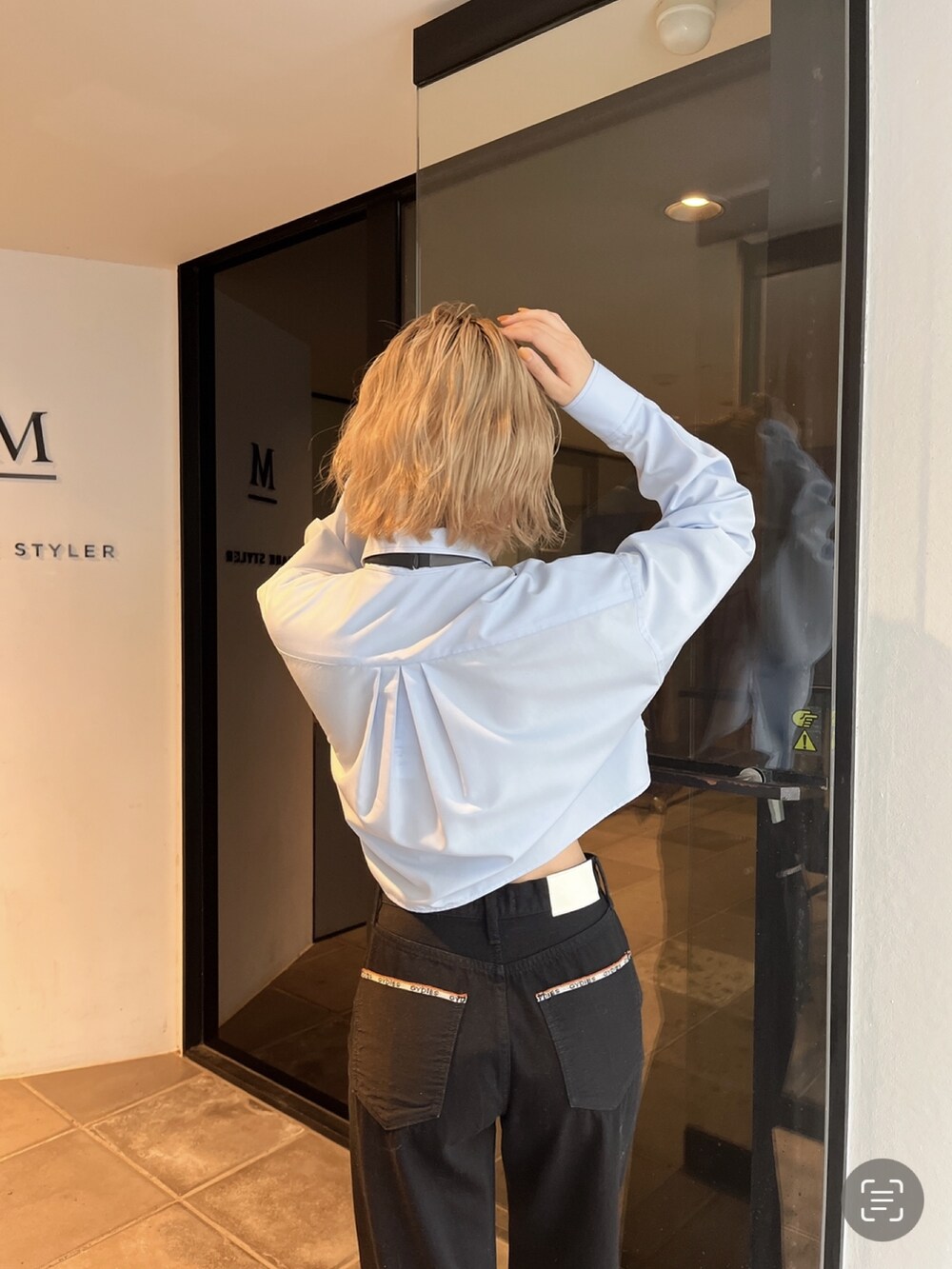 ホワイト系のシャツ/ブラウス、ブラック系のデニムパンツ、その他のサングラスを着用したレディースの秋コーディネートの5枚目の写真