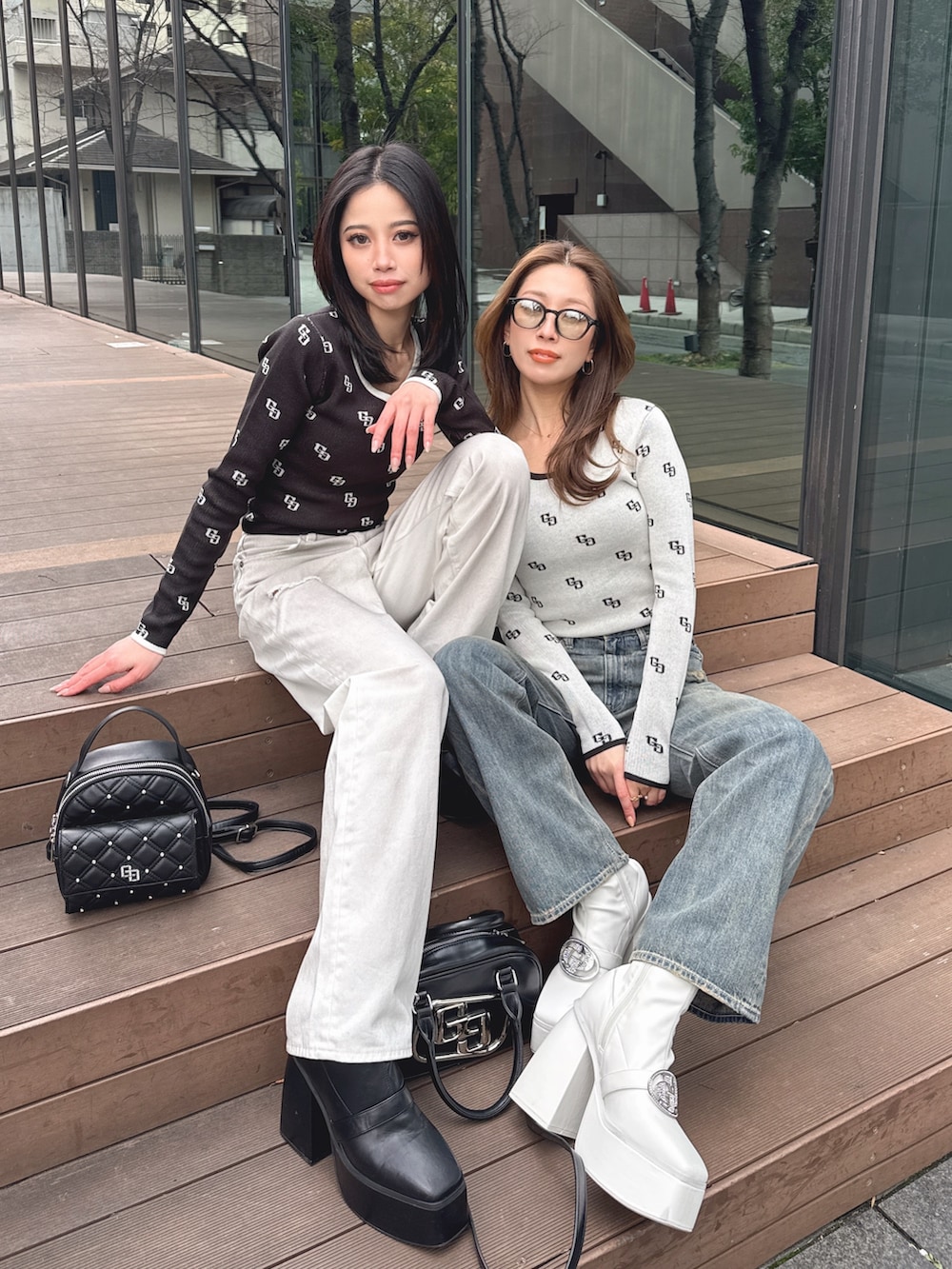 ホワイト系のニット/セーター、ブルー系のデニムパンツを着用したレディースの春コーディネートの3枚目の写真