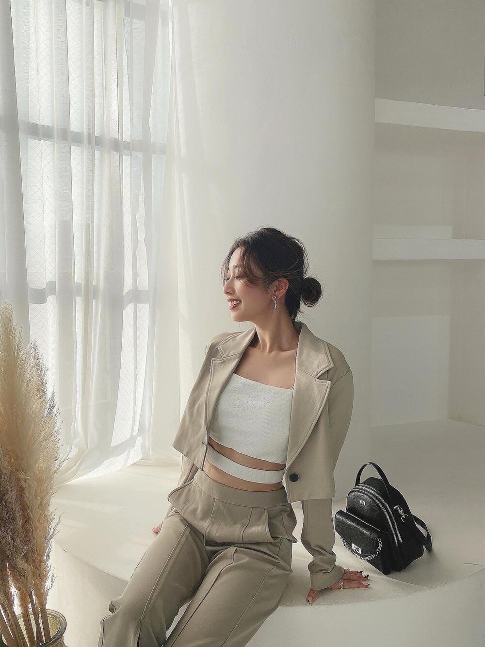 ベージュ系のテーラードジャケットを着用したレディースの冬コーディネートの2枚目の写真