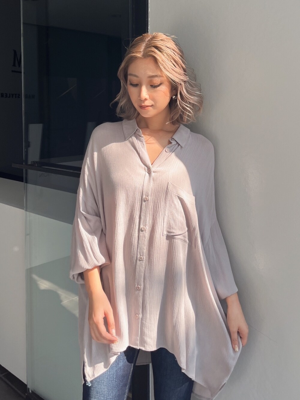 ベージュ系のシャツ/ブラウスを着用したレディースの夏コーディネートの5枚目の写真