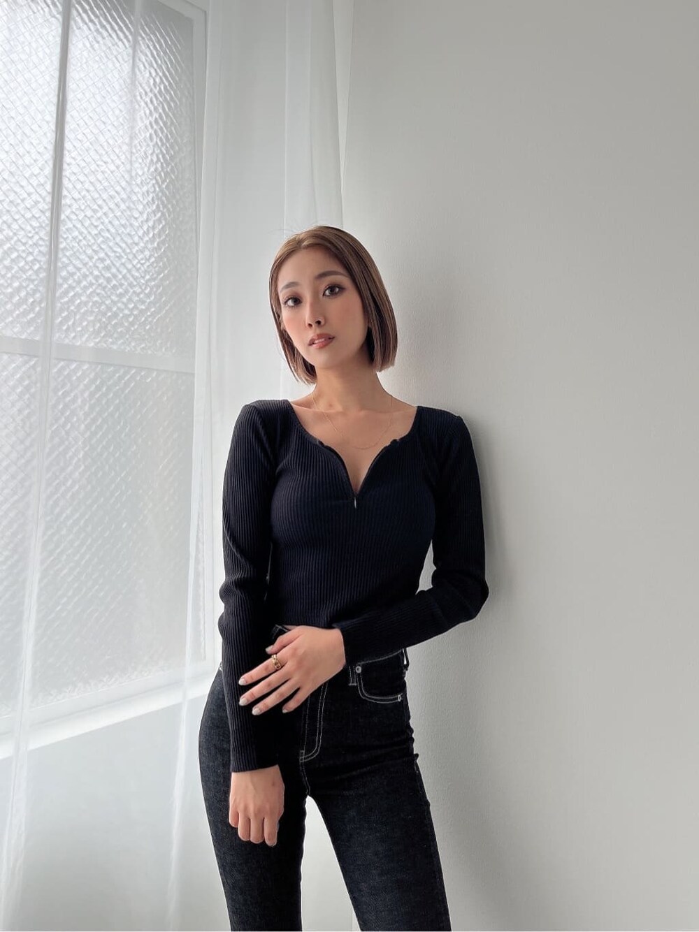 ブラック系のデニムパンツ、ブラック系のブーツ、ブラック系のデニムパンツを着用したレディースの秋コーディネートの4枚目の写真