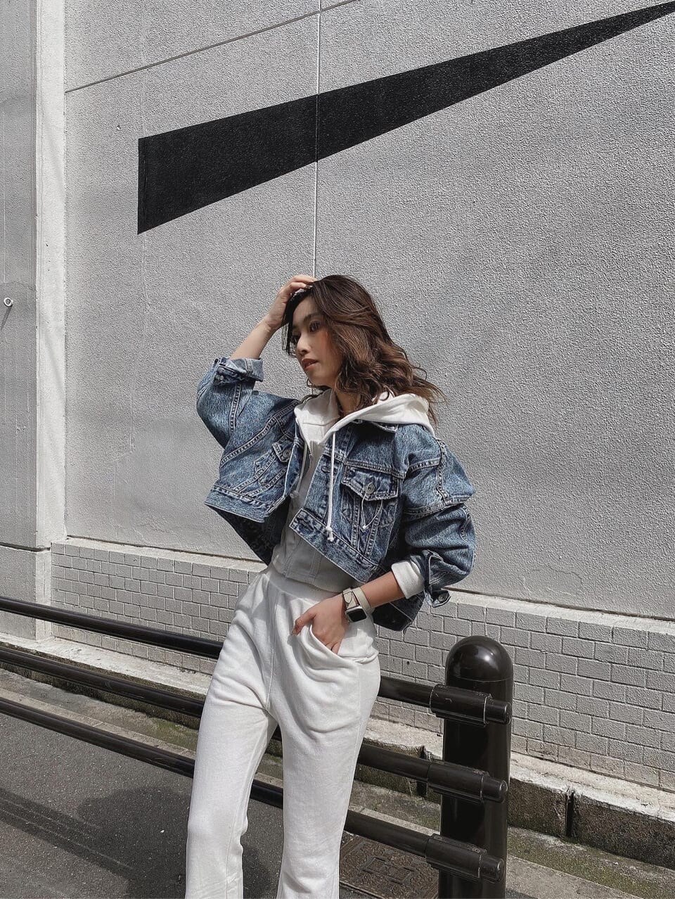 ホワイト系のその他パンツ、ホワイト系のパンプス、ホワイト系のパーカーを着用したレディースの春コーディネートの2枚目の写真