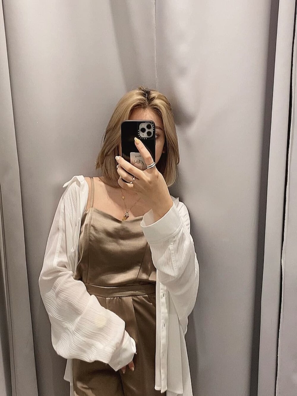 パープル系のシャツ/ブラウス、ホワイト系のシャツ/ブラウス、ベージュ系のシャツ/ブラウスを着用したレディースの夏コーディネートの3枚目の写真