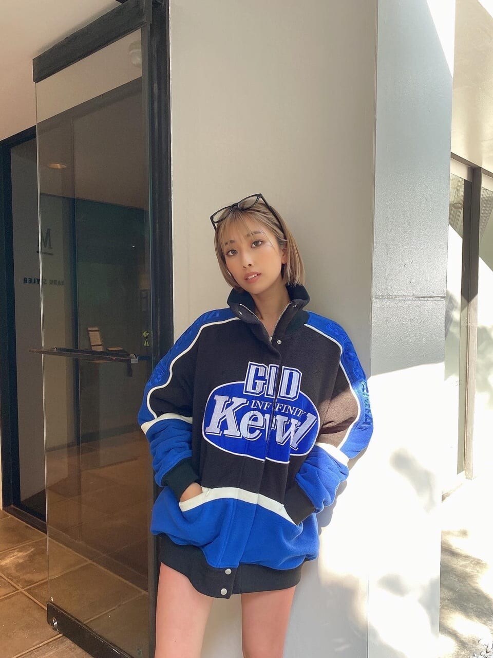 ブラック系のブルゾンを着用したレディースの秋コーディネートの2枚目の写真