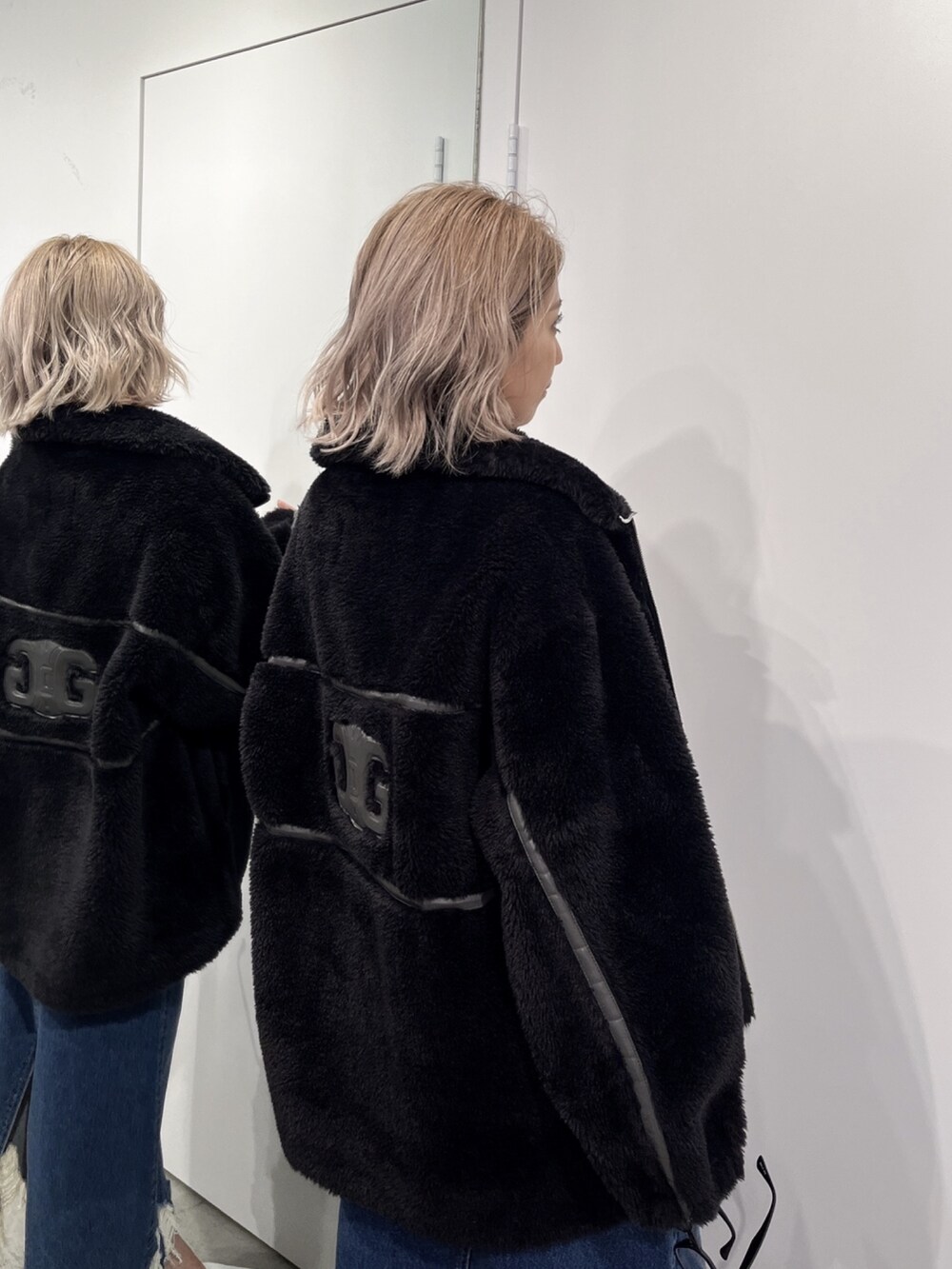 ホワイト系のTシャツ/カットソー、ブラック系のブルゾン、その他のサングラスを着用したレディースの冬コーディネートの2枚目の写真