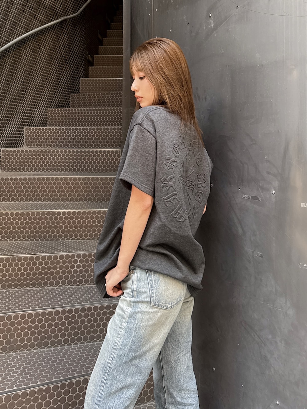 グレー系のTシャツ/カットソーを着用したレディースの夏コーディネートの3枚目の写真