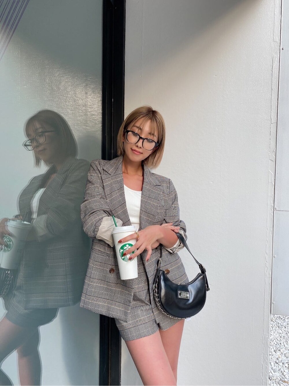 ブラック系のローファー、ベージュ系のテーラードジャケット、ベージュ系のその他パンツを着用したレディースの夏コーディネートの3枚目の写真