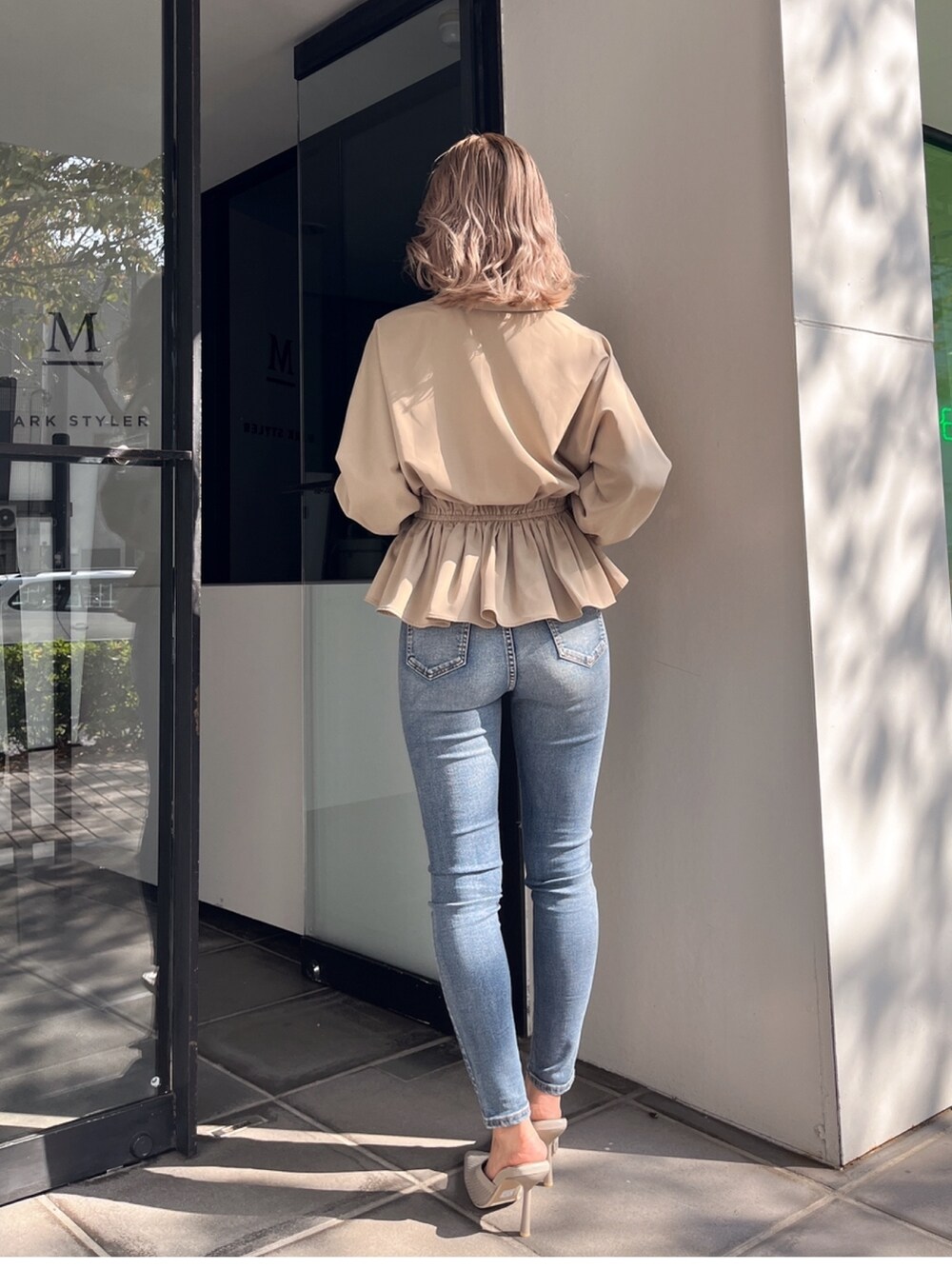 ベージュ系のシャツ/ブラウスを着用したレディースの冬コーディネートの2枚目の写真