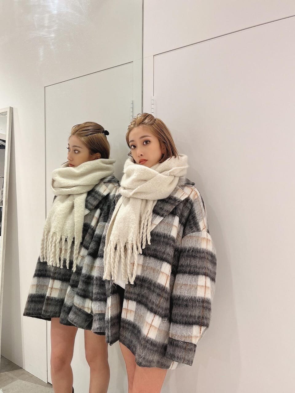 ブラック系のその他アウター、ホワイト系のストール/ショールを着用したレディースの秋コーディネートの2枚目の写真