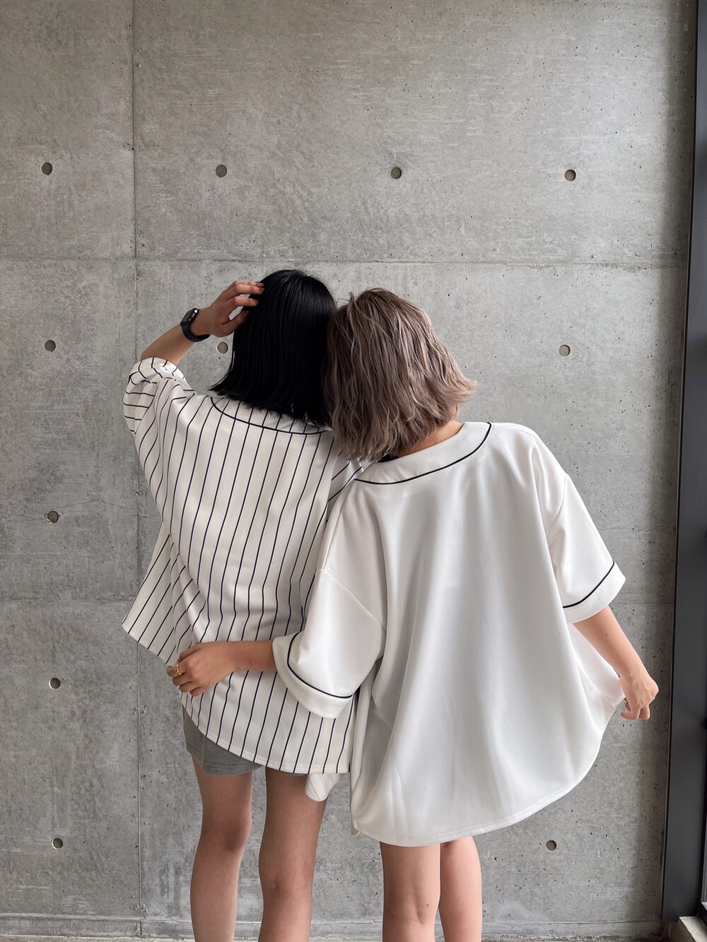 ホワイト系のシャツ/ブラウス、ブラック系のスカートを着用したレディースの夏コーディネートの2枚目の写真