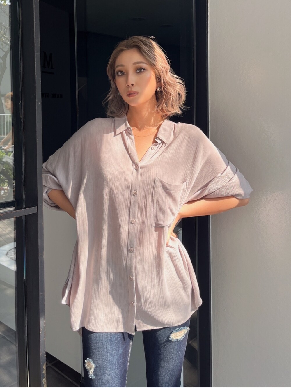 ベージュ系のシャツ/ブラウスを着用したレディースの夏コーディネートの3枚目の写真