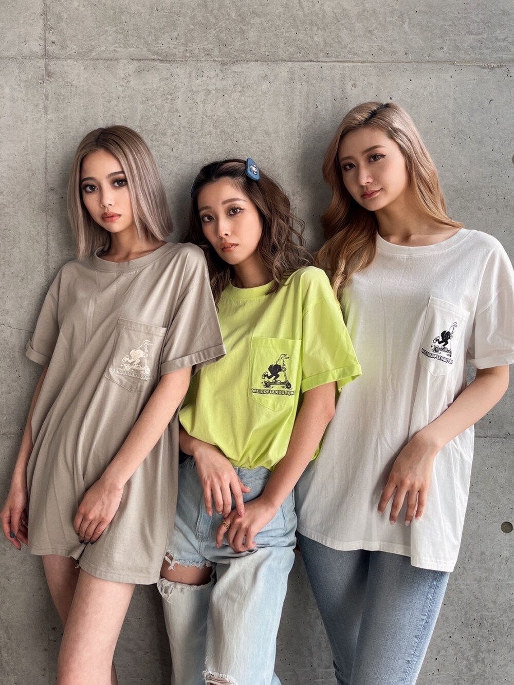 グリーン系のTシャツ/カットソーを着用したレディースの秋コーディネートの2枚目の写真