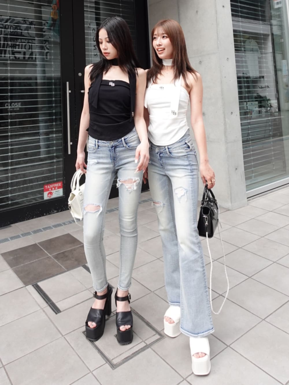 ホワイト系のTシャツ/カットソー、ブルー系のデニムパンツを着用したレディースの夏コーディネートの2枚目の写真