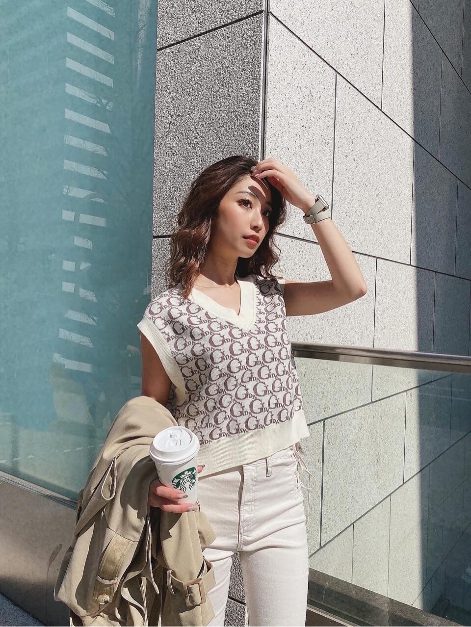 ベージュ系のトレンチコート、ホワイト系のデニムパンツ、ホワイト系のニット/セーターを着用したレディースの春コーディネートの8枚目の写真