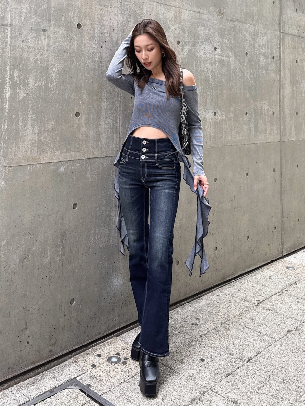 ブルー系のデニムパンツ、ブルー系のTシャツ/カットソーを着用したレディースの春コーディネートの4枚目の写真