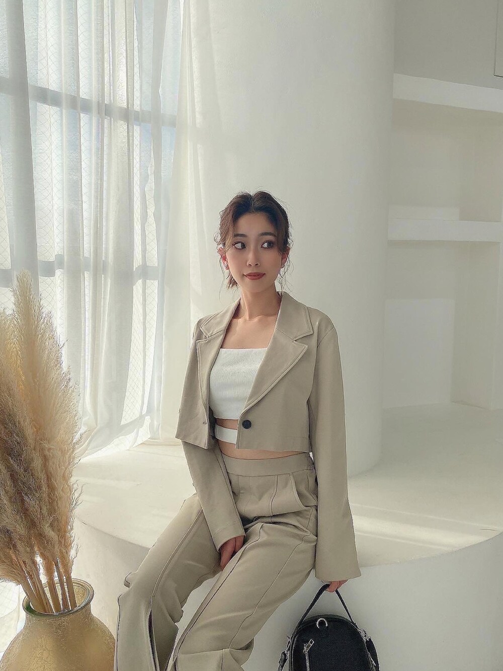 ベージュ系のテーラードジャケットを着用したレディースの冬コーディネートの3枚目の写真