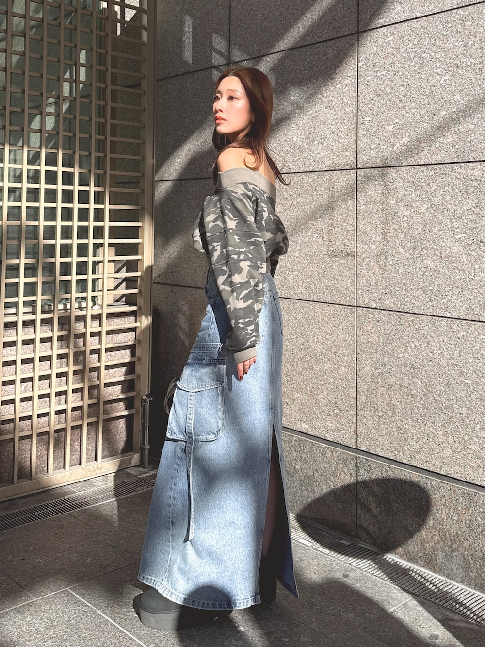 その他のスウェット、ブルー系のデニムスカートを着用したレディースの冬コーディネートの3枚目の写真