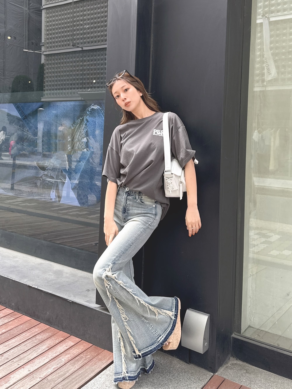 グレー系のTシャツ/カットソー、ブルー系のデニムパンツを着用したレディースの春コーディネートの2枚目の写真