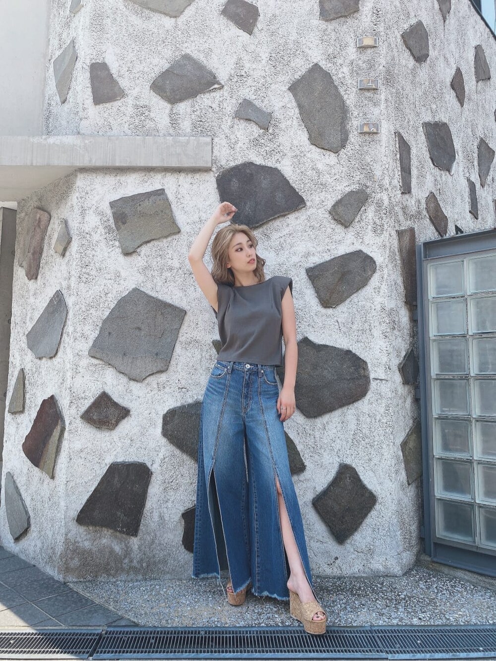 ブルー系のデニムパンツ、グレー系のTシャツ/カットソーを着用したレディースの夏コーディネートの2枚目の写真