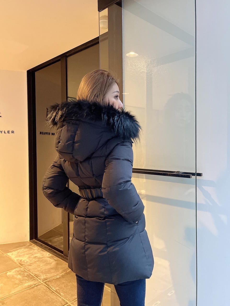 ブルー系のデニムパンツ、ブラック系のその他アウター、ブルー系のデニムパンツを着用したレディースの秋コーディネートの5枚目の写真