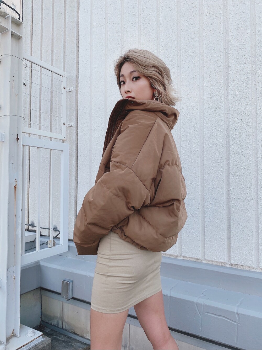 その他のダウンジャケット/コート、ブラック系のブーツ、ブラック系のニット/セーターを着用したレディースの夏コーディネートの3枚目の写真