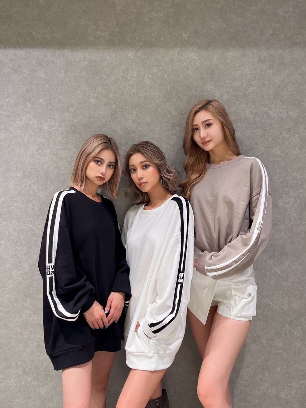 ホワイト系のスウェットを着用したレディースの春コーディネートの2枚目の写真