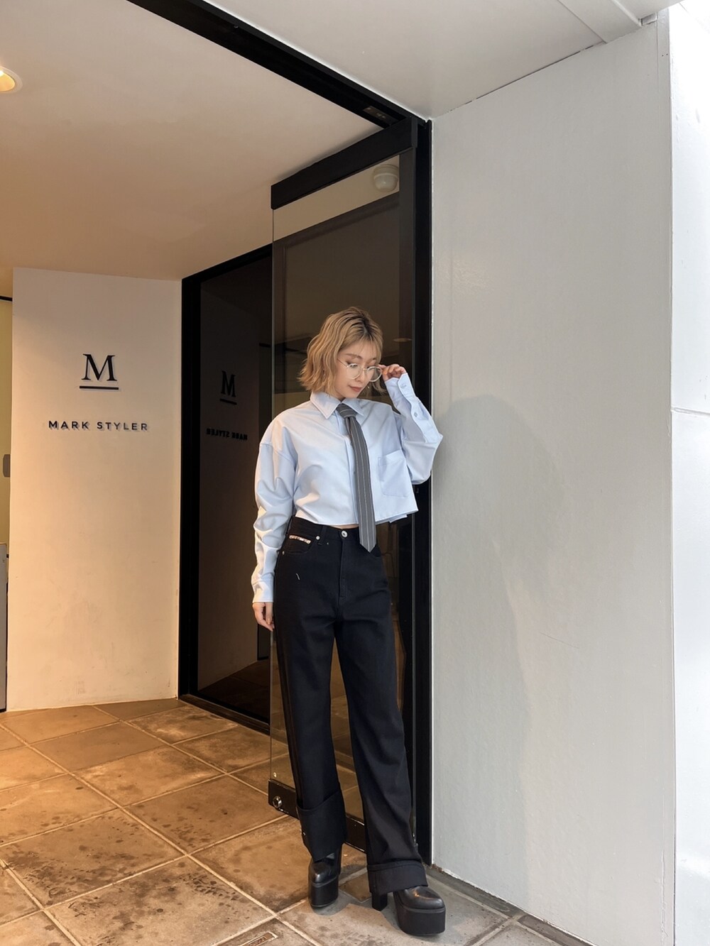 ホワイト系のシャツ/ブラウス、ブラック系のデニムパンツ、その他のサングラスを着用したレディースの秋コーディネートの2枚目の写真