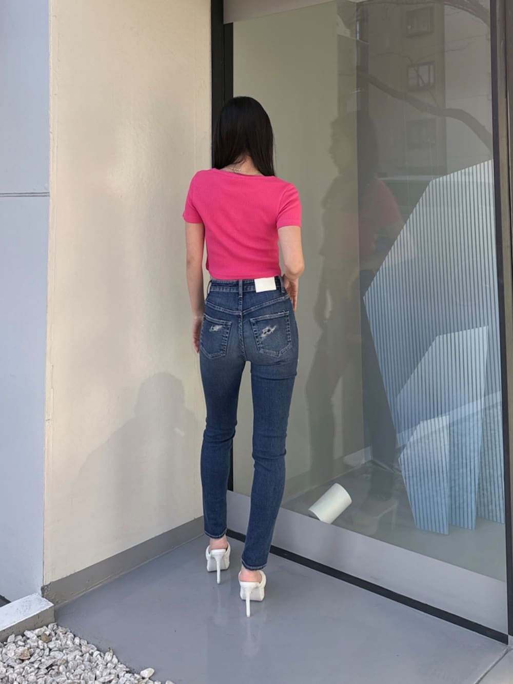 ブルー系のデニムパンツ、グリーン系のTシャツ/カットソーを着用したレディースの秋コーディネートの2枚目の写真