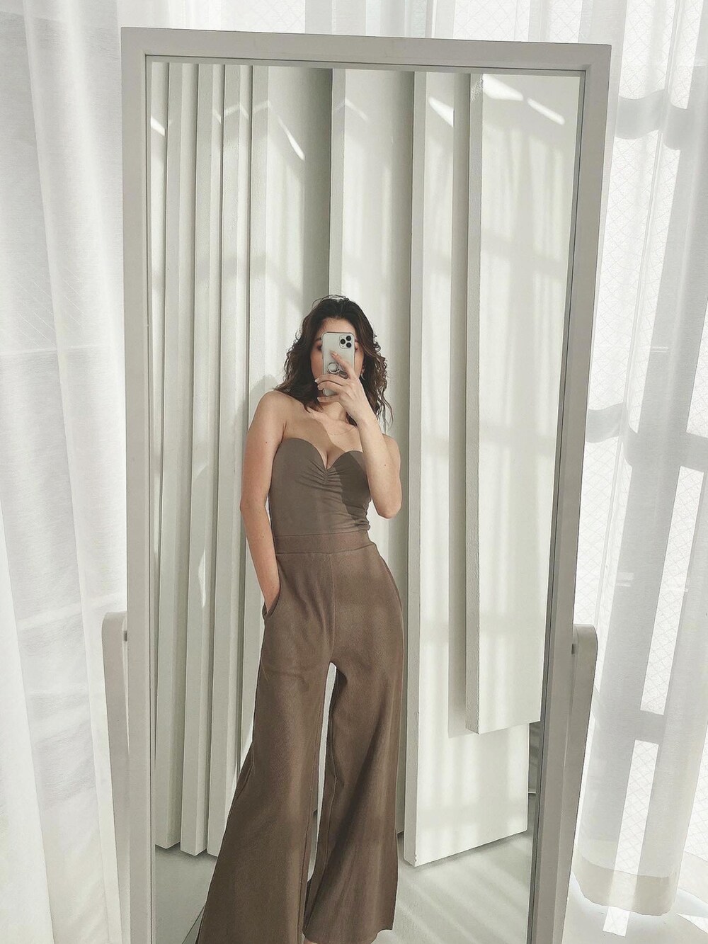 ベージュ系のつなぎ/オールインワンを着用したレディースの春コーディネートの2枚目の写真
